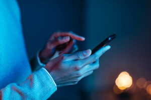 Celular clicando na tela sozinho e abrindo tudo