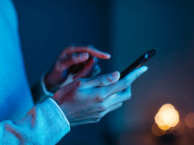 Celular clicando na tela sozinho e abrindo tudo