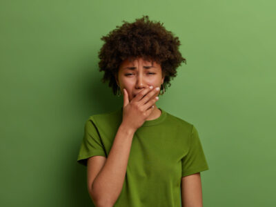 Como parar soluço apertando o dedo