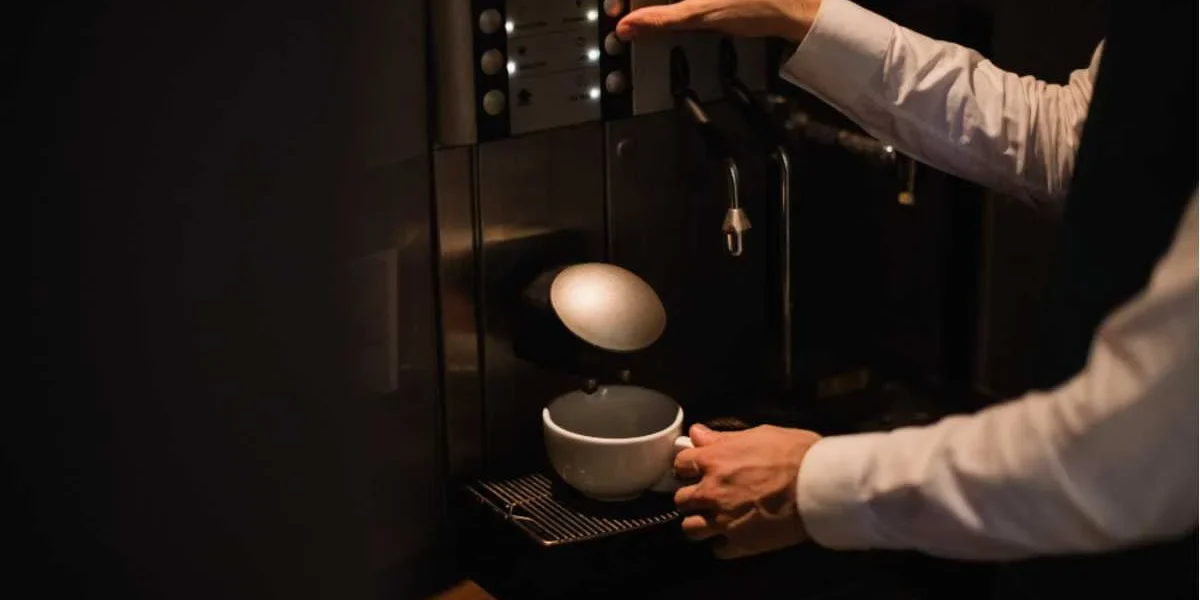 O café que transforma eventos: por que o aluguel de máquina de café virou tendência no mercado de experiências