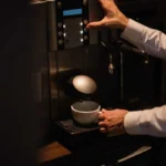 O café que transforma eventos: por que o aluguel de máquina de café virou tendência no mercado de experiências