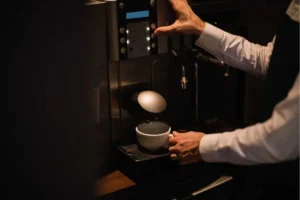 O café que transforma eventos: por que o aluguel de máquina de café virou tendência no mercado de experiências