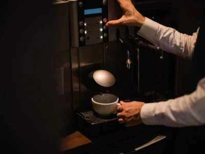 O café que transforma eventos: por que o aluguel de máquina de café virou tendência no mercado de experiências
