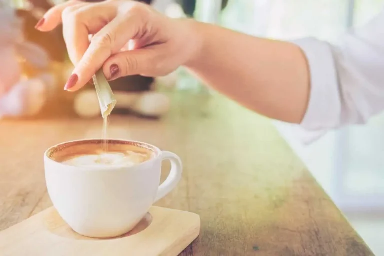 O impacto dos adoçantes no metabolismo e na saciedade: o que muda no consumo diário